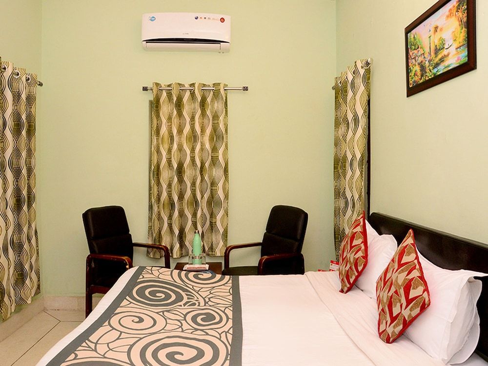 OYO 4255 The Crown Plaza Double or Twin Room 11