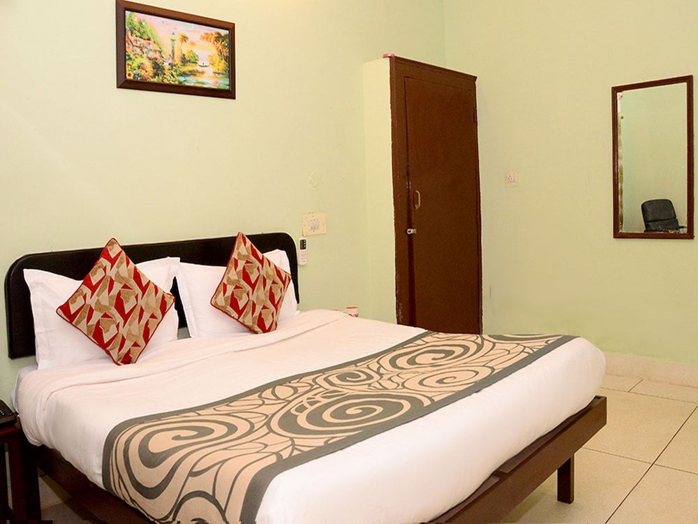 OYO 4255 The Crown Plaza Double or Twin Room 6