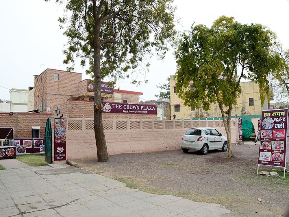 undefined OYO 4255 The Crown Plaza 3