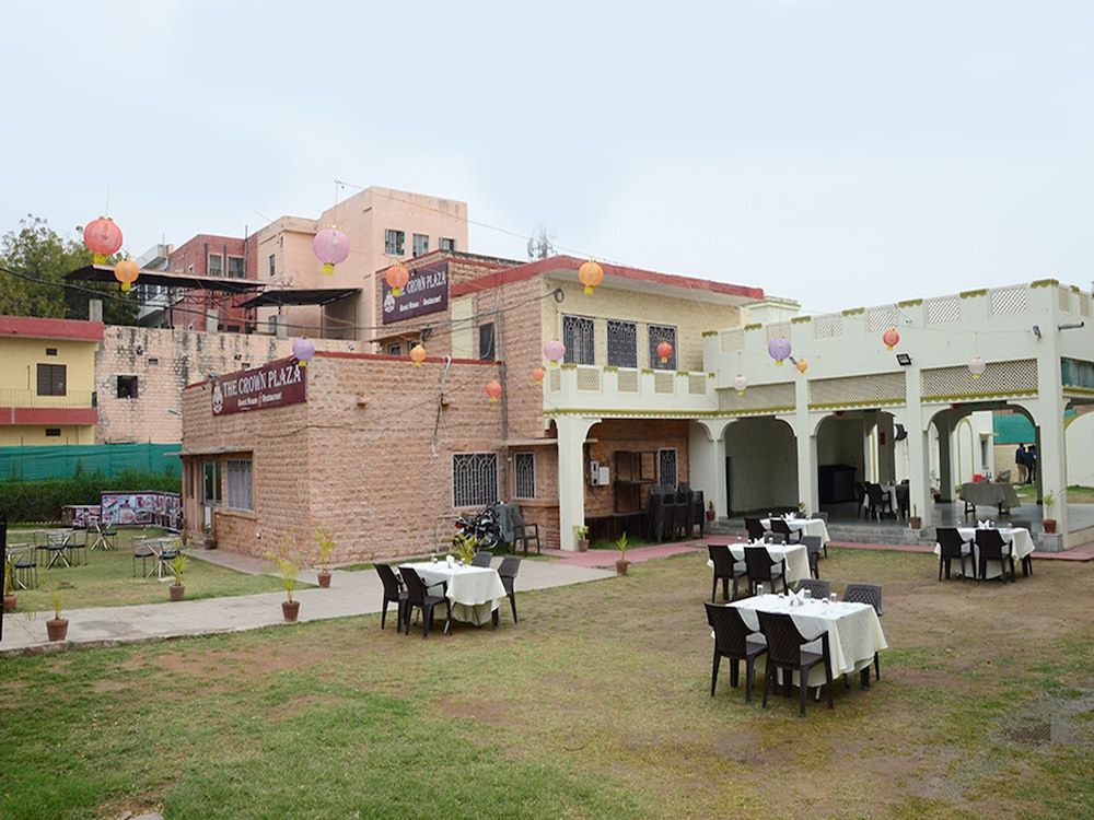 undefined OYO 4255 The Crown Plaza