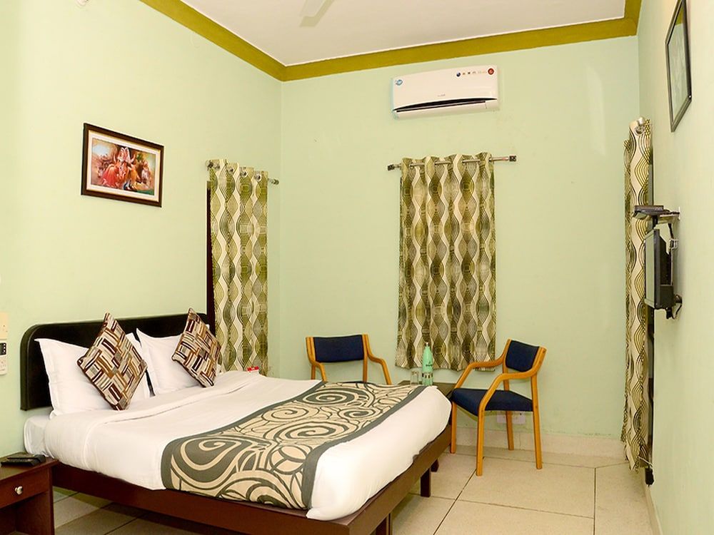 OYO 4255 The Crown Plaza Double or Twin Room 4