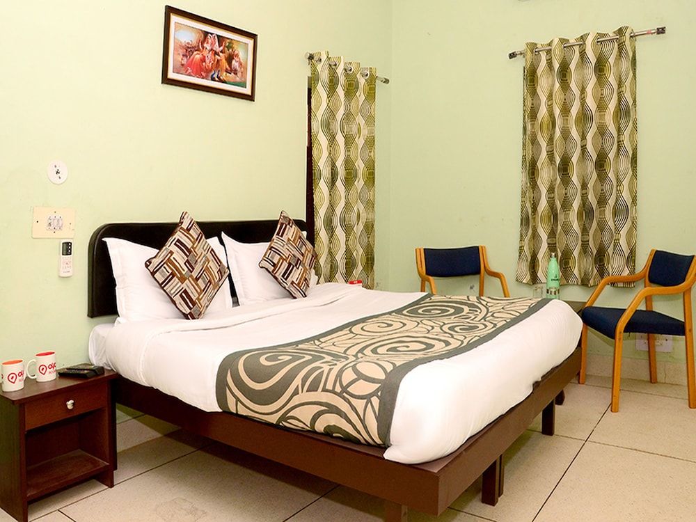 OYO 4255 The Crown Plaza Double or Twin Room 3