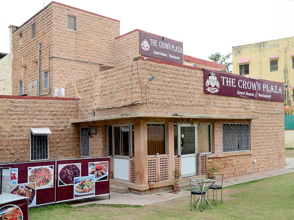 undefined OYO 4255 The Crown Plaza 2