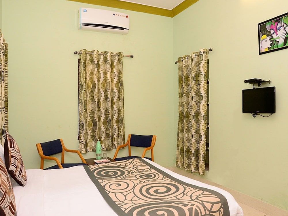 OYO 4255 The Crown Plaza Double or Twin Room 10