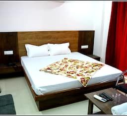 Hotel Thikana Palace Deluxe Double Bed Room 33