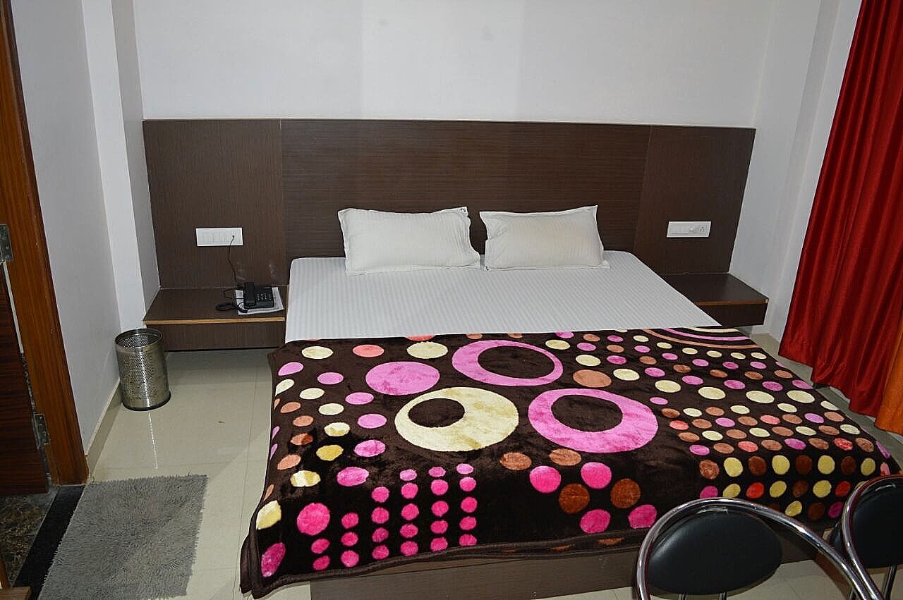 Hotel Thikana Palace Deluxe Double Bed Room 21