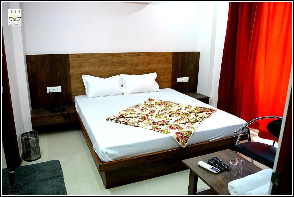Hotel Thikana Palace Deluxe Double Bed Room 8