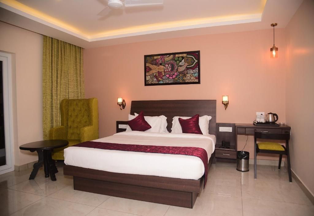 White Pearl Residency King Room with Balcony 4