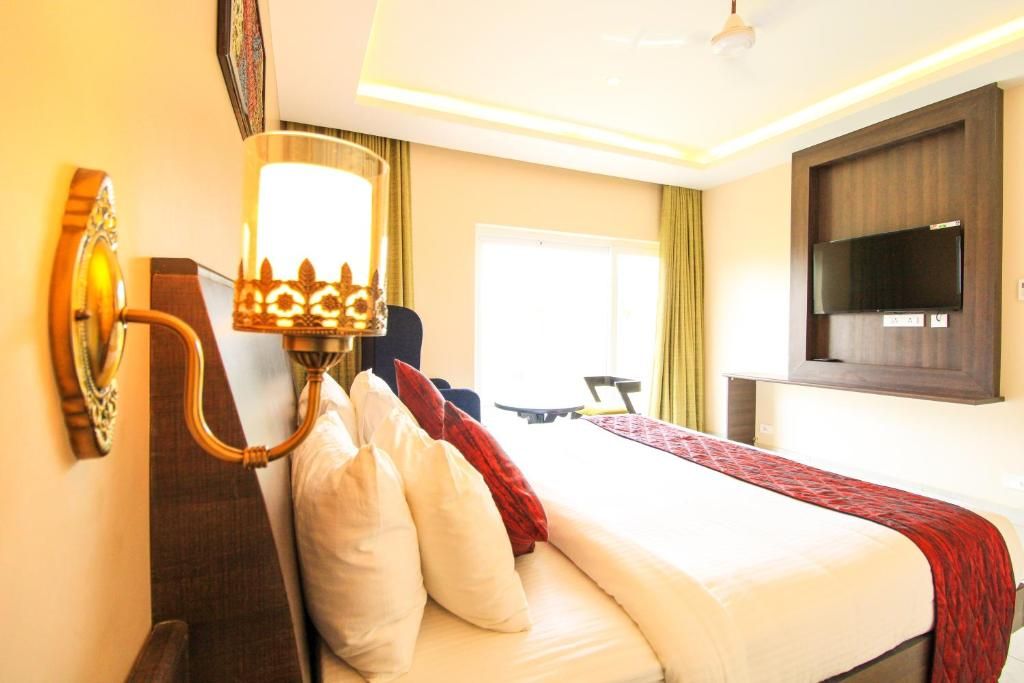 White Pearl Residency King Room with Balcony