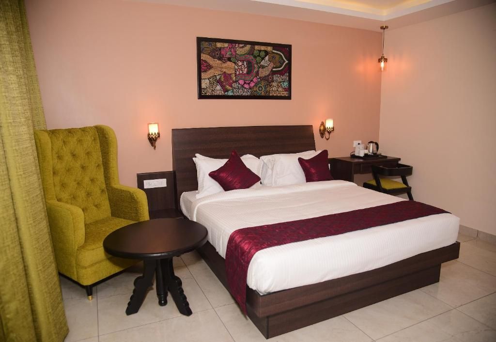 White Pearl Residency King Room with Balcony 5