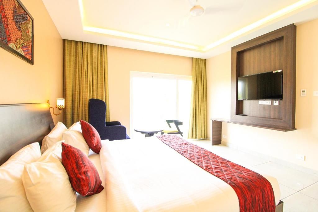 White Pearl Residency King Room with Balcony 2