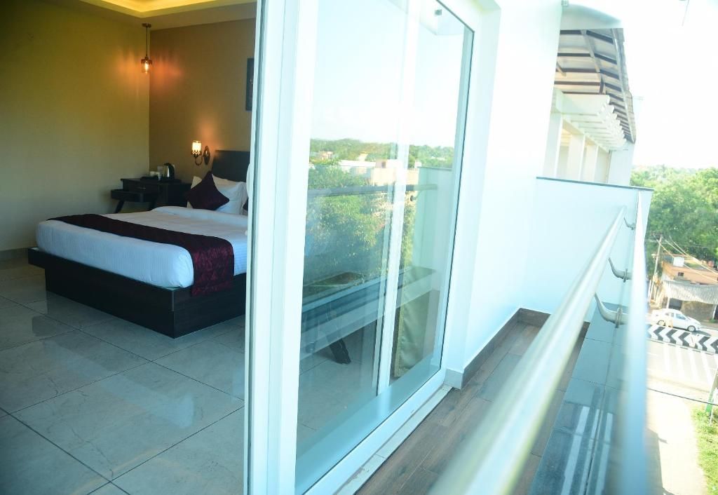 White Pearl Residency King Room with Balcony 3