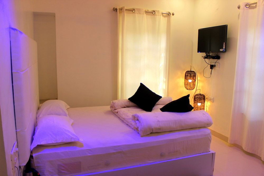 Static Caravan Ac Room (Private Lawn) with Living Area