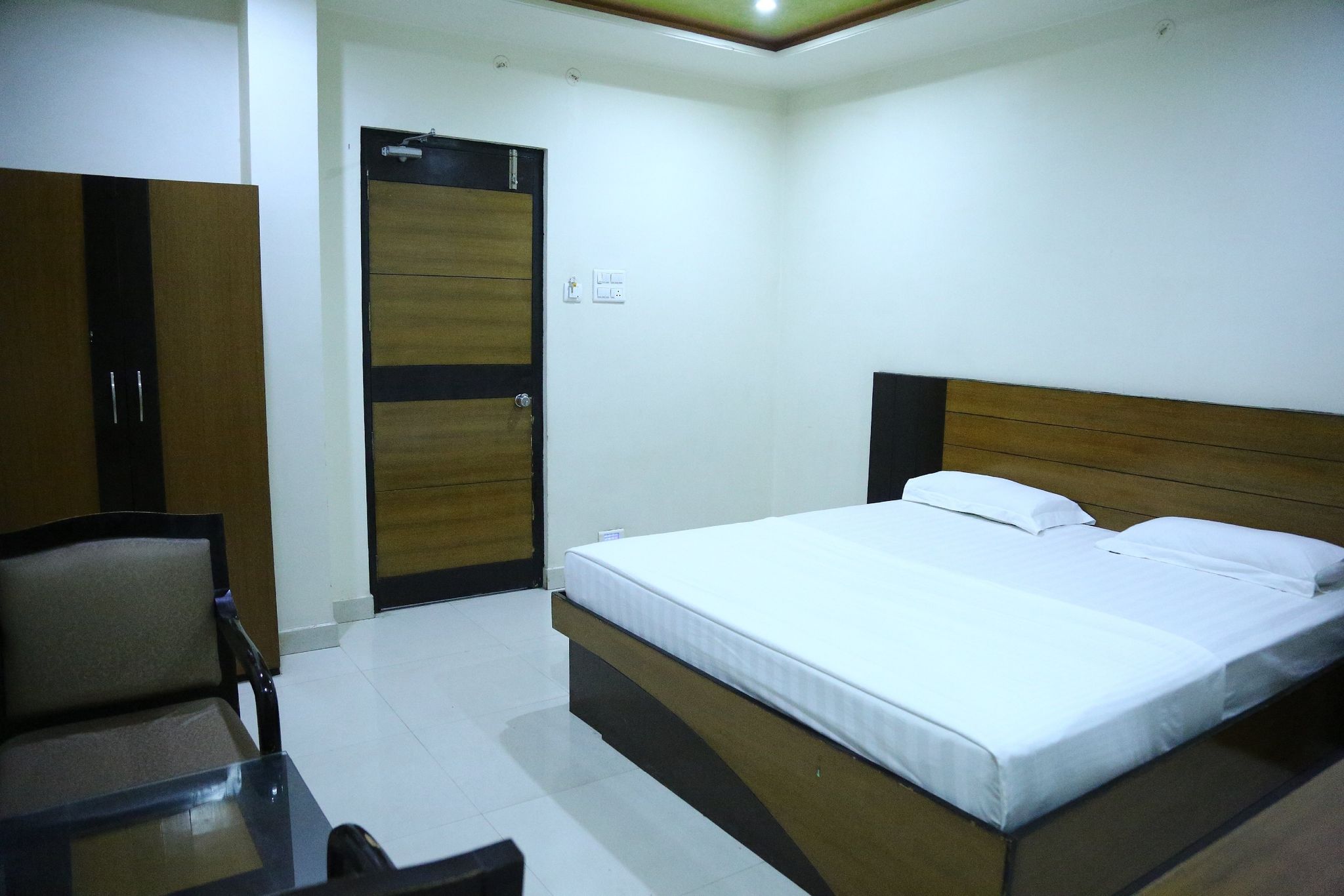 Athidi Regency Deluxe Room 3