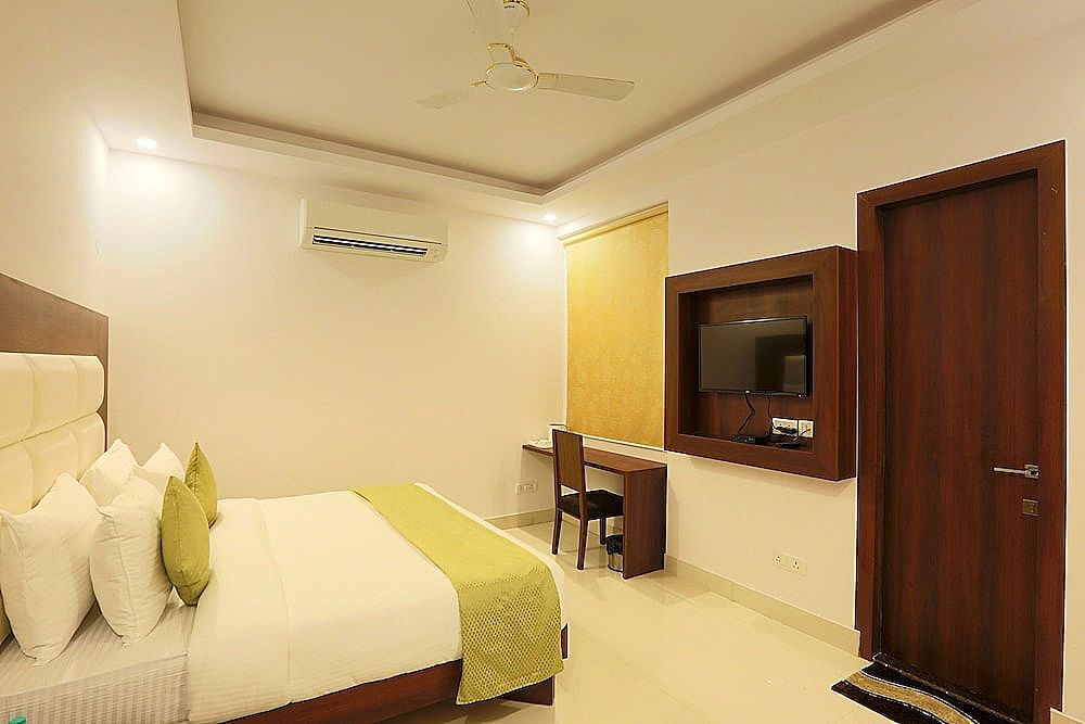 Arch Near Aerocity Deluxe Room 8