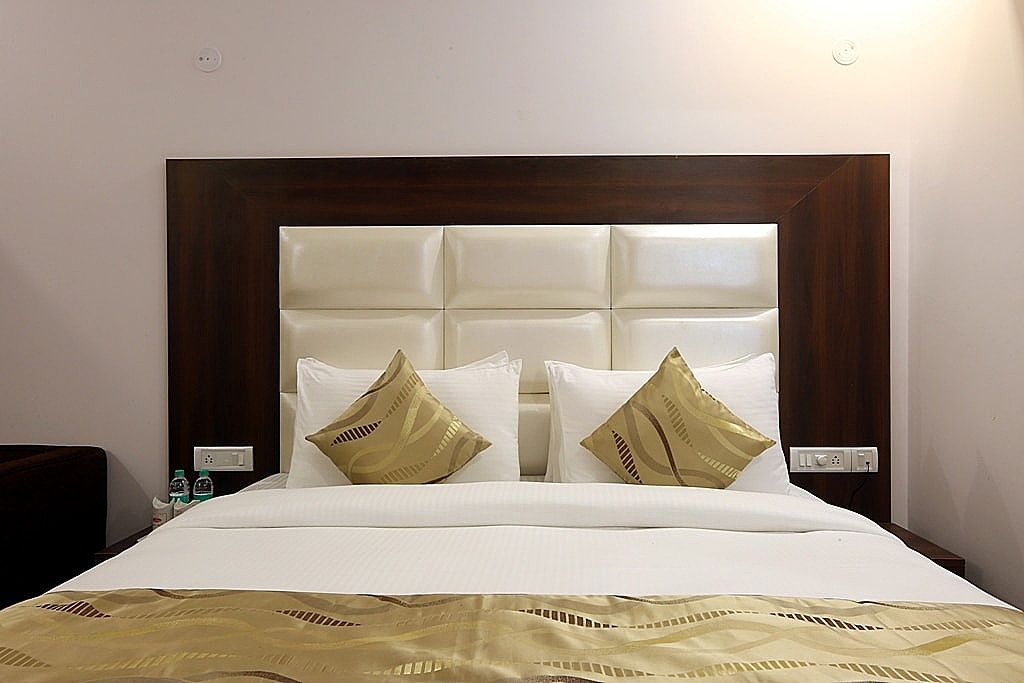 Arch Near Aerocity Deluxe Room 9