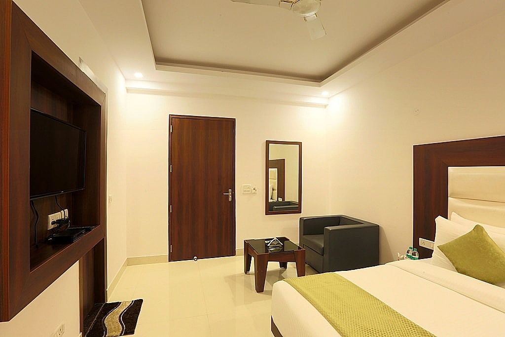 Arch Near Aerocity Deluxe Room 10