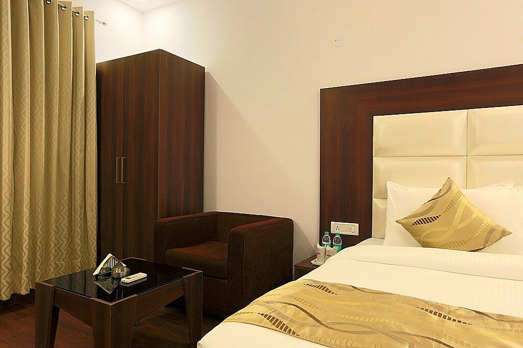 Arch Near Aerocity Deluxe Room 6