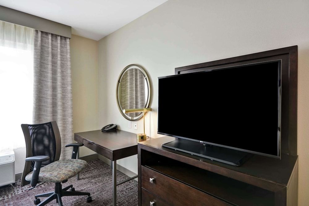 DoubleTree by Hilton Chicago Midway Airport Room, 2 Queen Beds, Accessible (Roll-In Shower, Mobility & Hearing) 3