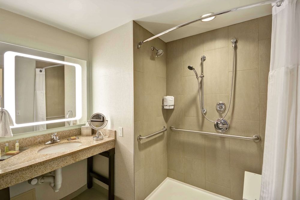 DoubleTree by Hilton Chicago Midway Airport Room, 2 Queen Beds, Accessible (Roll-In Shower, Mobility & Hearing) 2