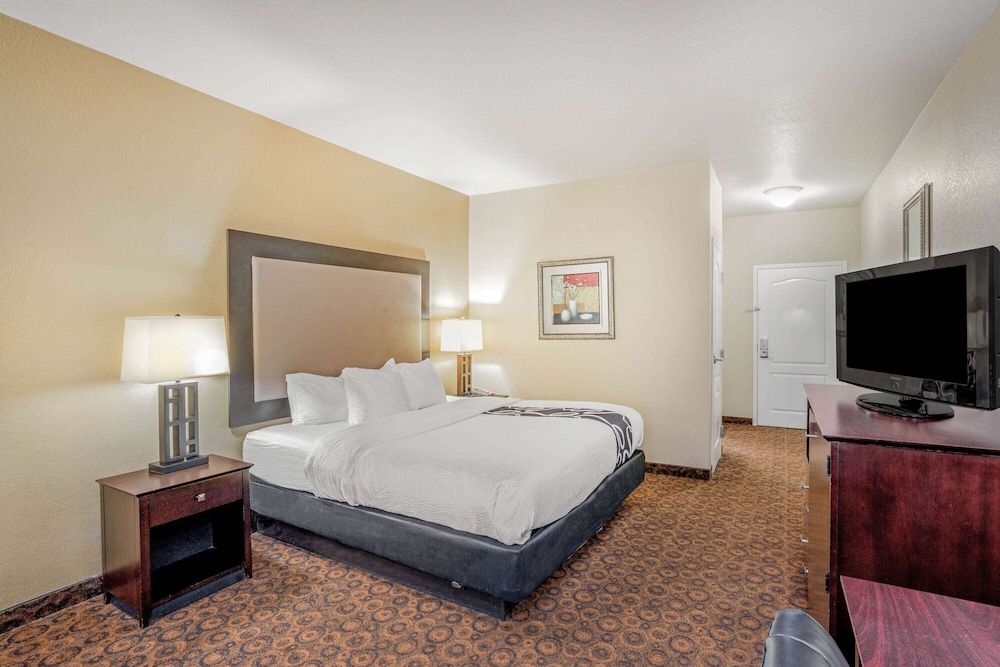Deluxe Room, 1 King Bed, Accessible, Non Smoking (Mobility/Hearing Impaired Accessible)