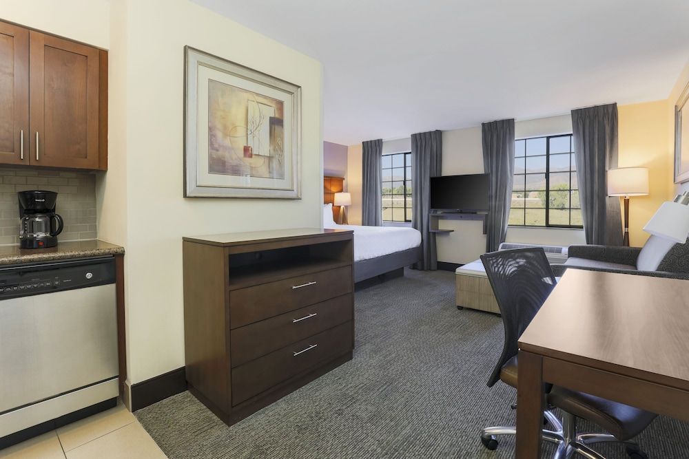 Studio Suite, 1 King Bed, Kitchen