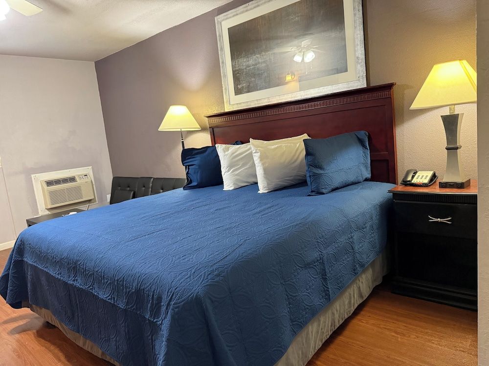 Standard Studio, 1 King Bed, Mini Kitchen