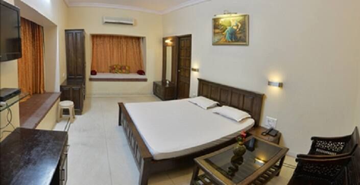 Hotel Garh Govind Deluxe Room 3