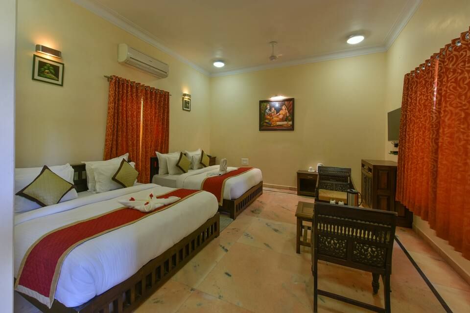 Hotel Garh Govind Deluxe Room 4