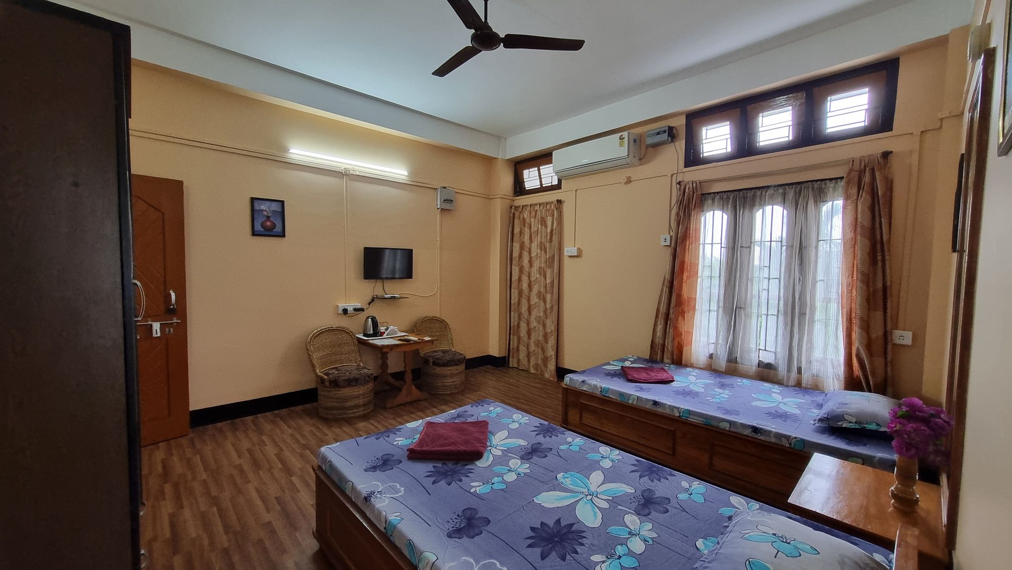  Eagle Nest Homestay Deluxe AC Room 3