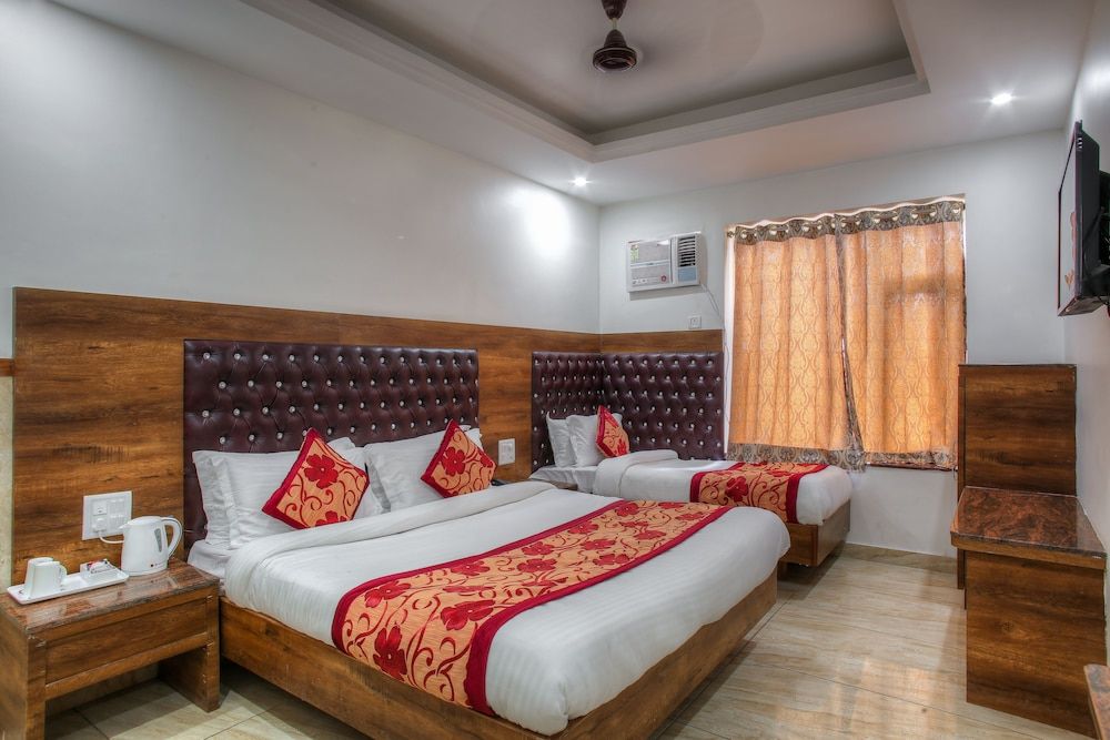 Executive Six Bed Room