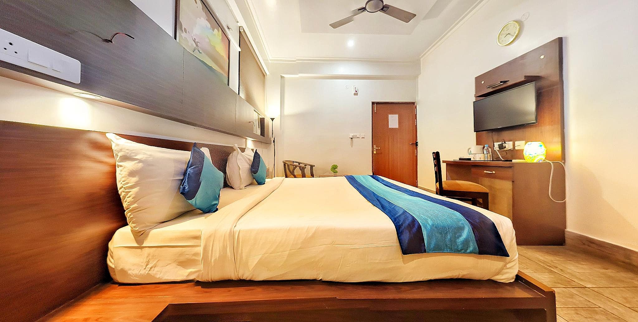 Elite Suites MINT Gomti Nagar Deluxe King Room 16