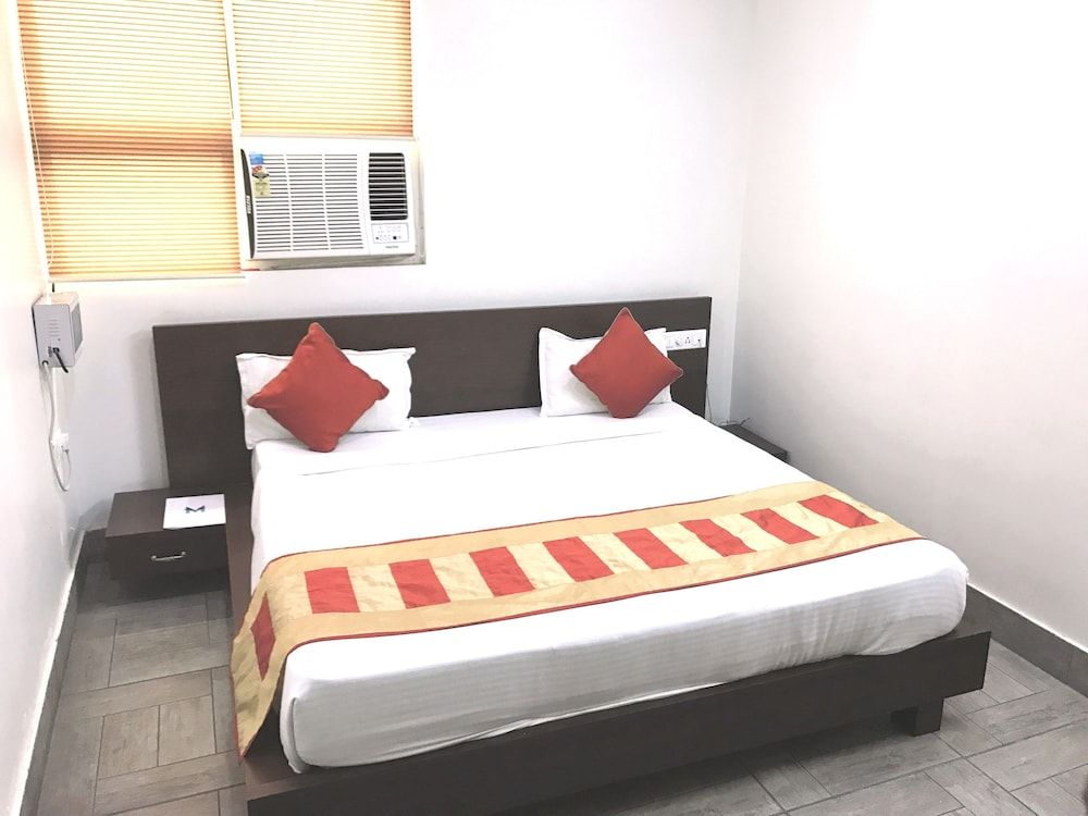 Elite Suites MINT Gomti Nagar Deluxe King Room 20