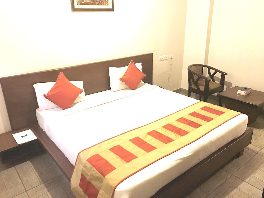 Elite Suites MINT Gomti Nagar Deluxe King Room 21
