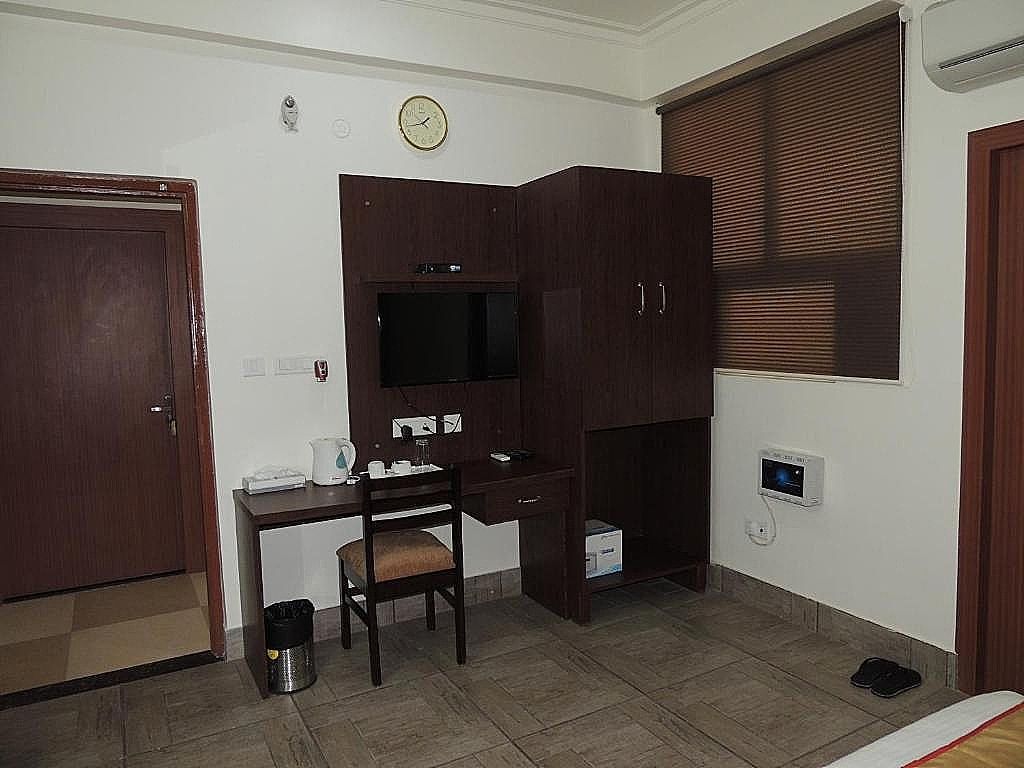 Elite Suites MINT Gomti Nagar Deluxe King Room 28