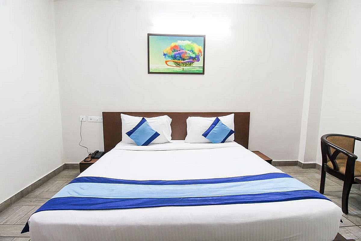 Elite Suites MINT Gomti Nagar Deluxe King Room 12