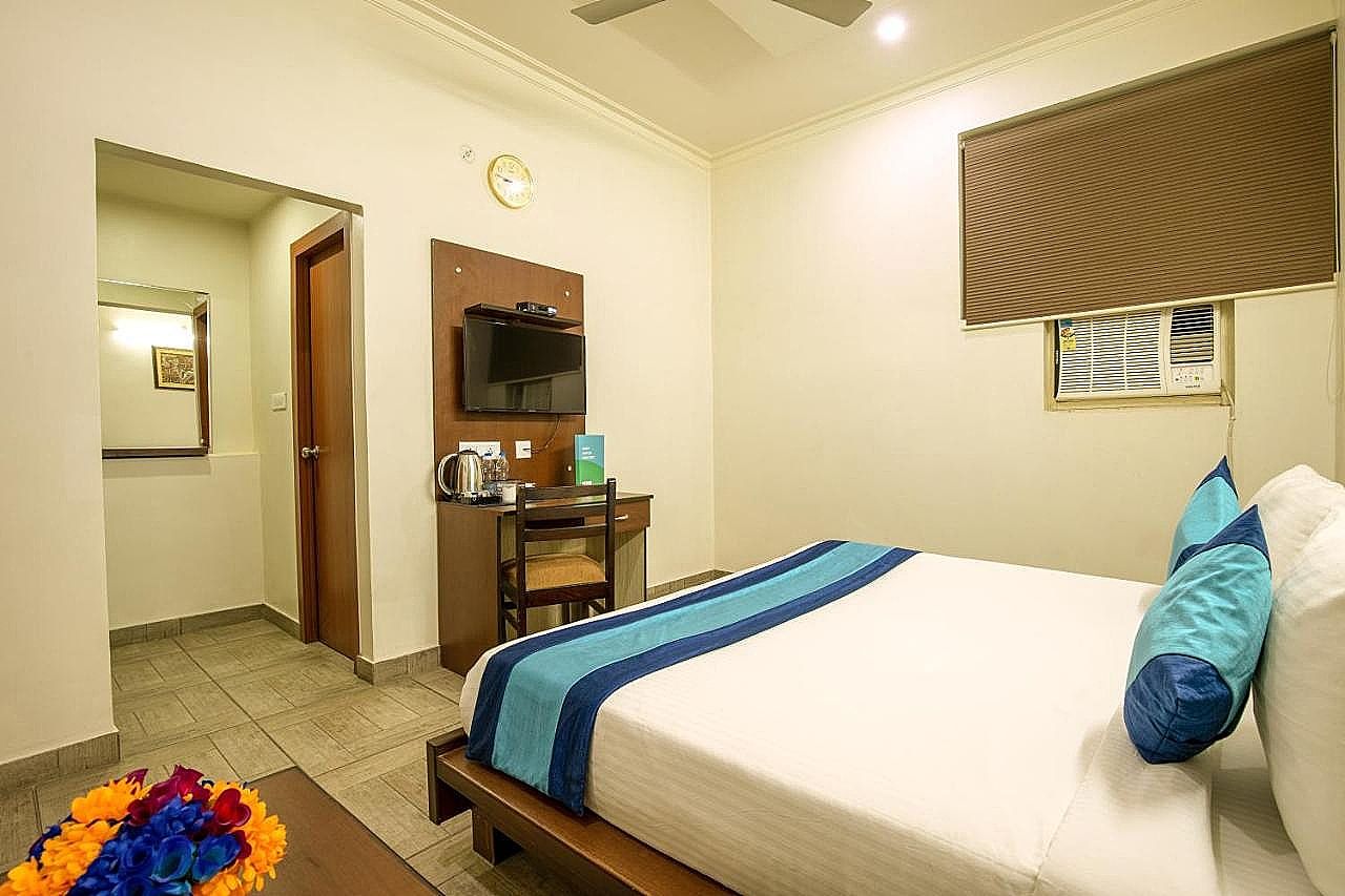 Elite Suites MINT Gomti Nagar Deluxe King Room 10
