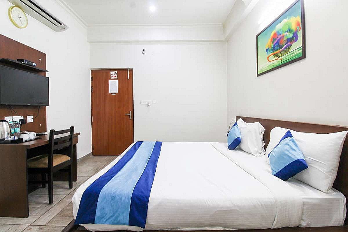 Elite Suites MINT Gomti Nagar Deluxe King Room 3