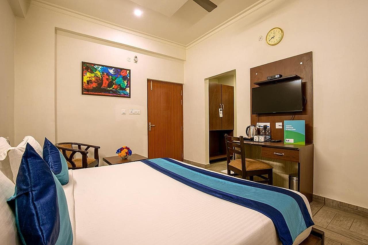 Elite Suites MINT Gomti Nagar Deluxe King Room 4