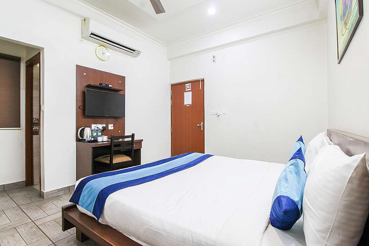 Elite Suites MINT Gomti Nagar Deluxe King Room 7