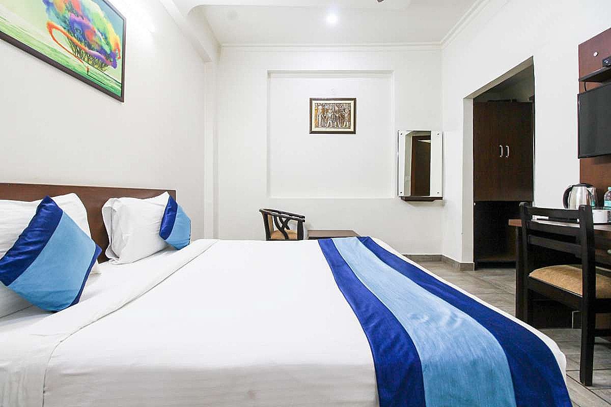 Elite Suites MINT Gomti Nagar Deluxe King Room 13