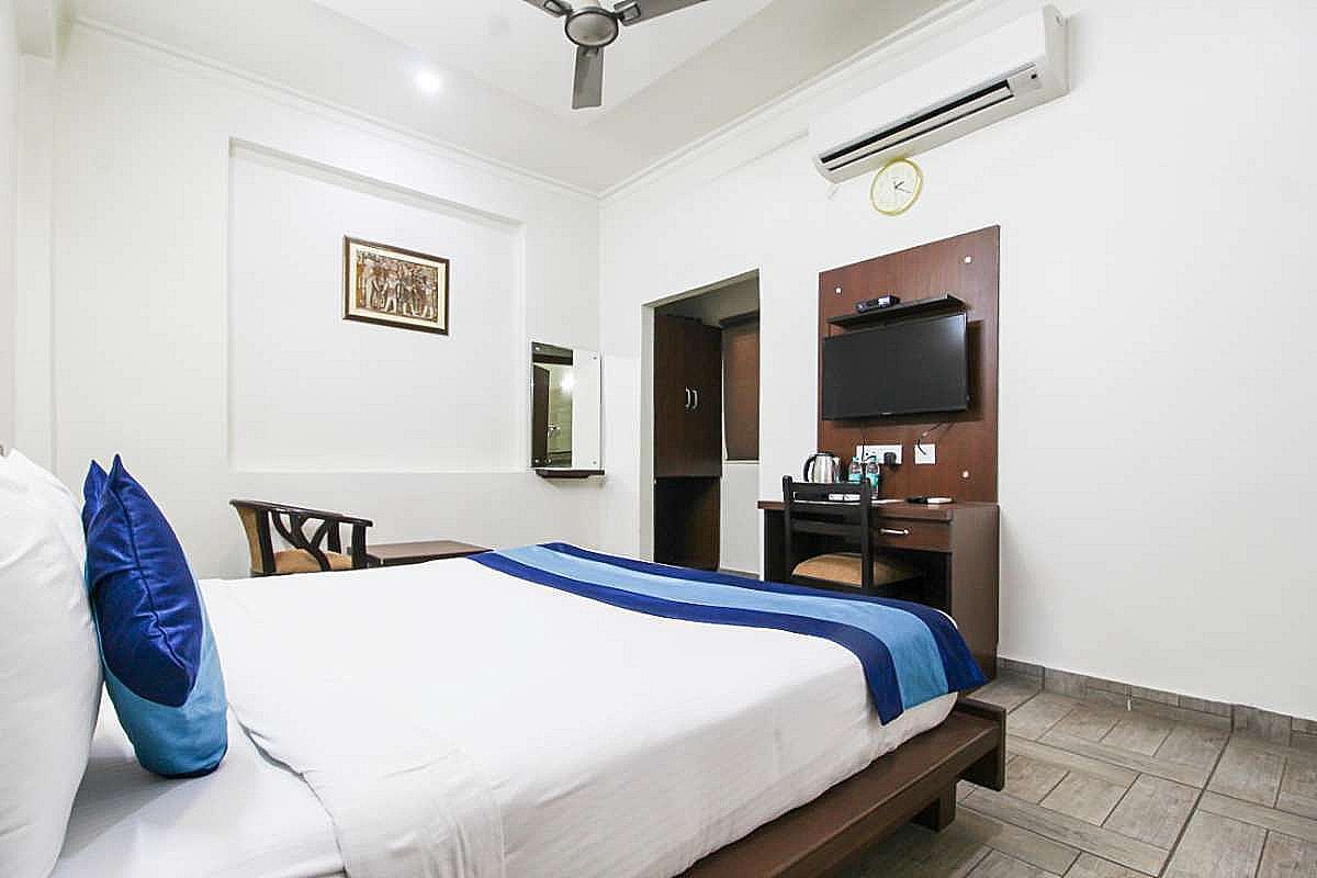 Elite Suites MINT Gomti Nagar Deluxe King Room 15