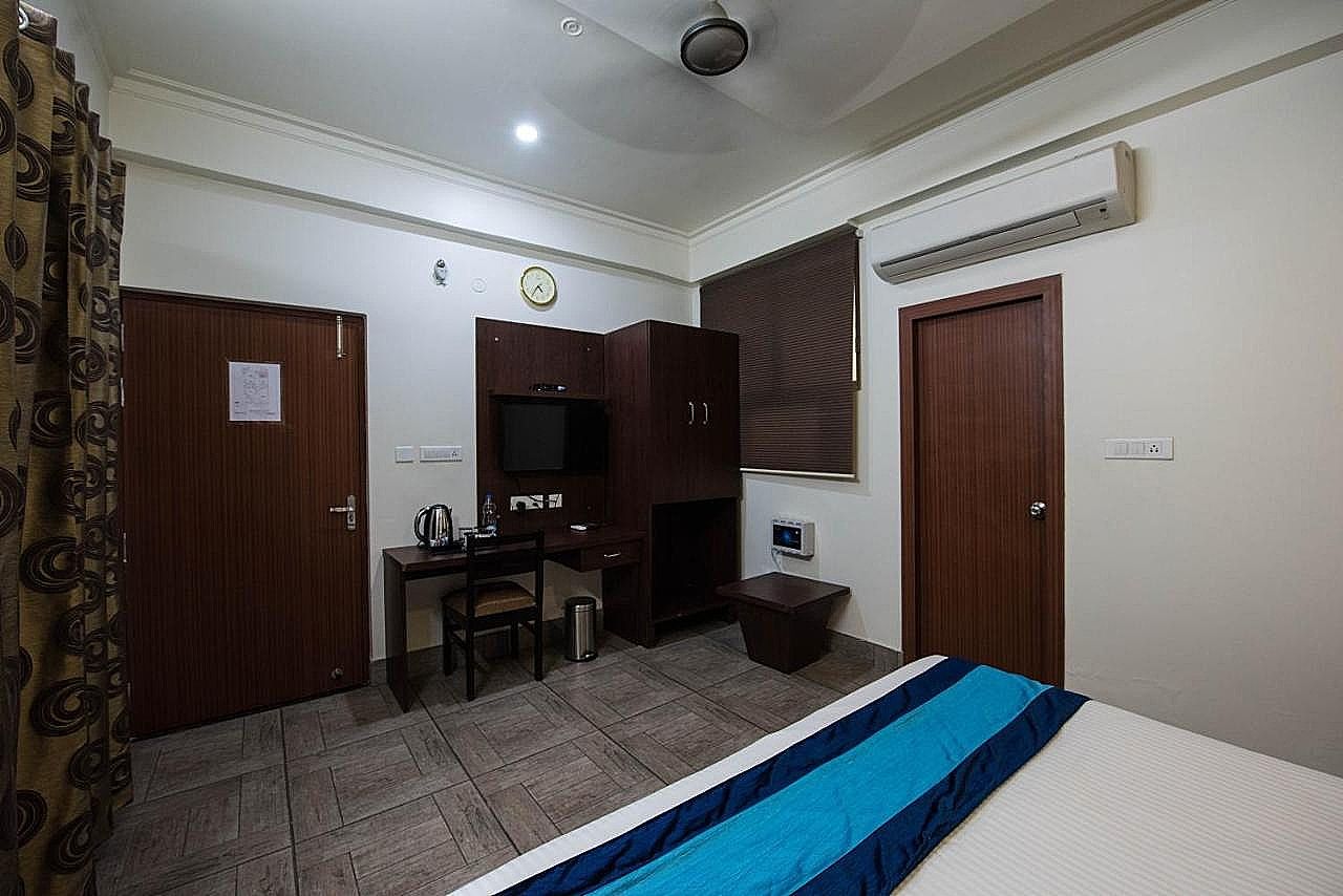 Elite Suites MINT Gomti Nagar Deluxe King Room 27