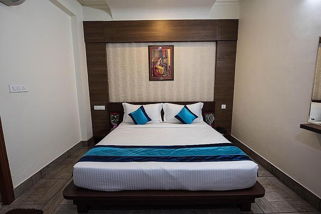 Elite Suites MINT Gomti Nagar Deluxe King Room 8