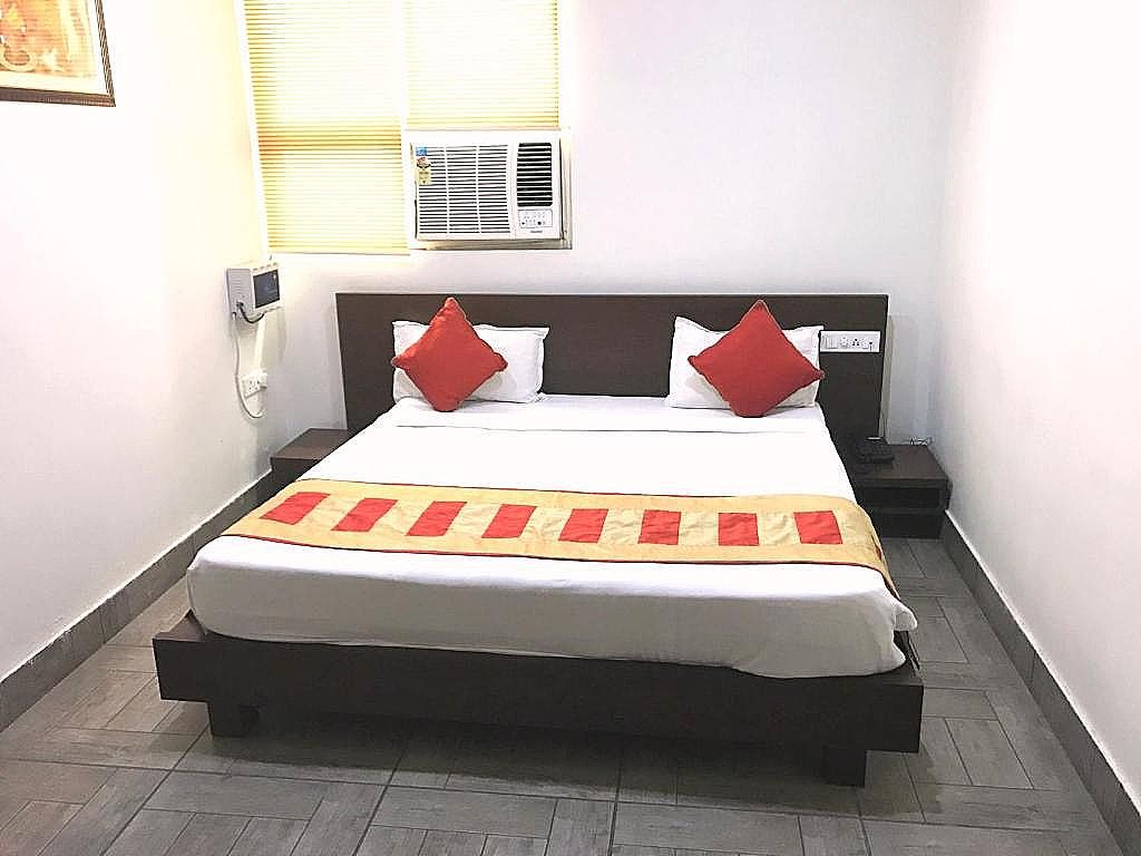 Elite Suites MINT Gomti Nagar Deluxe King Room 11