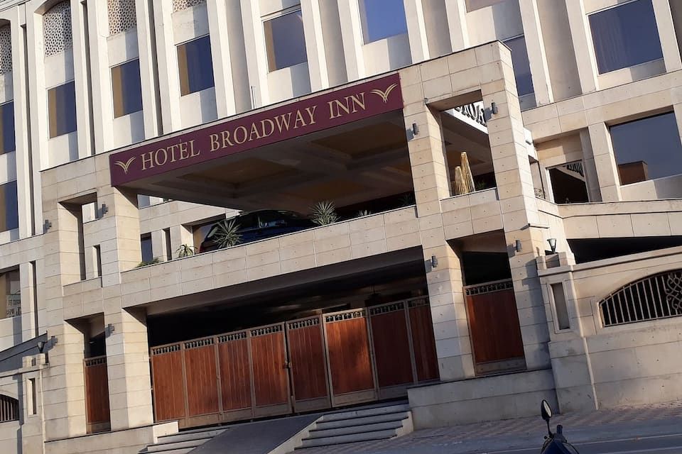 undefined Hotel Broadway Inn 8