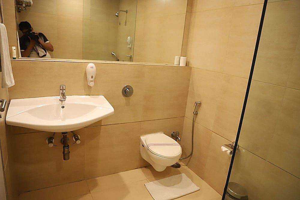 Avexia Premiere Agra Deluxe Room 28