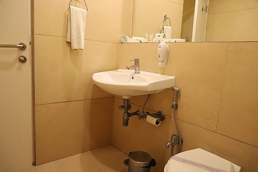 Avexia Premiere Agra Deluxe Room 27