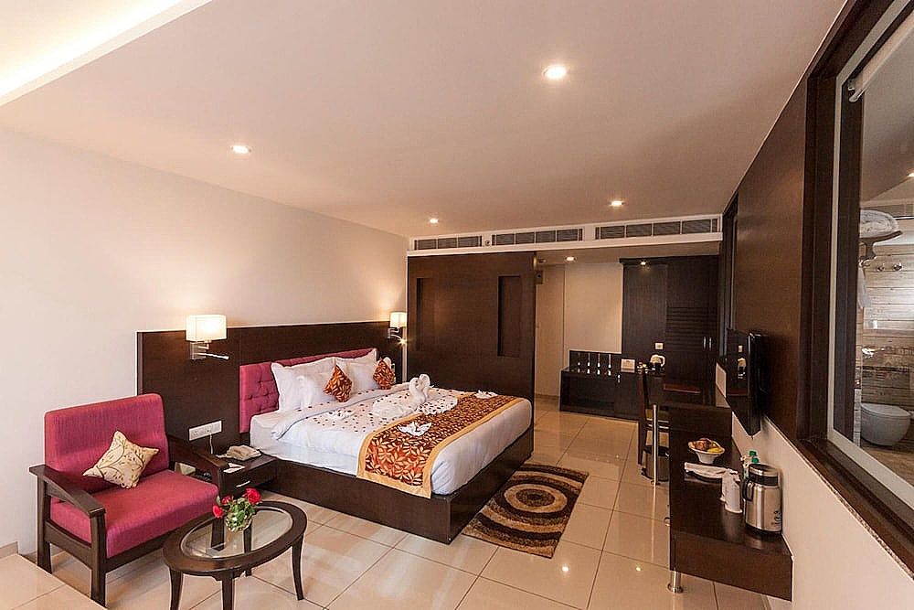 Hotel Udai Median Deluxe Room, 1 Bedroom, Smoking, City View 6