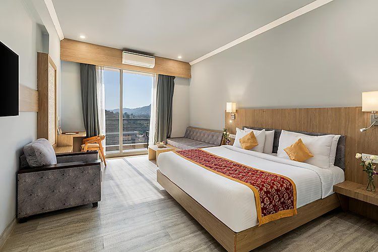 DELUXE ROOM WITH STANDING BALCONY